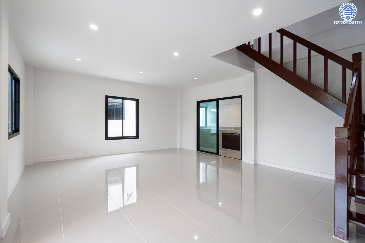 บ้านมือสองตกแต่งใหม่ 3 ชั้น โซนเศรษฐกิจ ซอยนวนิช ปากเกร็ด เนื้อที่ 23 ตร.ว. ฟังก์ชัน 3 ห้องนอน 3 ห้องน้ำ จอดรถได้ 1 คัน บนทำเลเมือง ใกล้เซ็นทรัลแจ้งวัฒนะ จุดขึ้นทางด่วนแจ้งวัฒนะ และรถไฟฟ้าสายสีชมพู "สถานีเลี่ยงเมืองปากเกร็ด"...